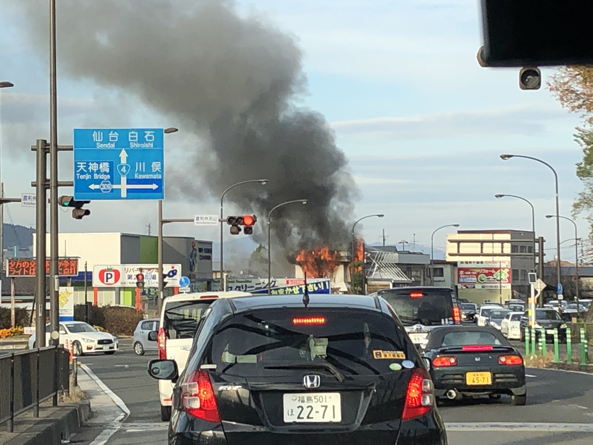 福島市のサリバンが全焼する勢いで炎上している火災現場の画像