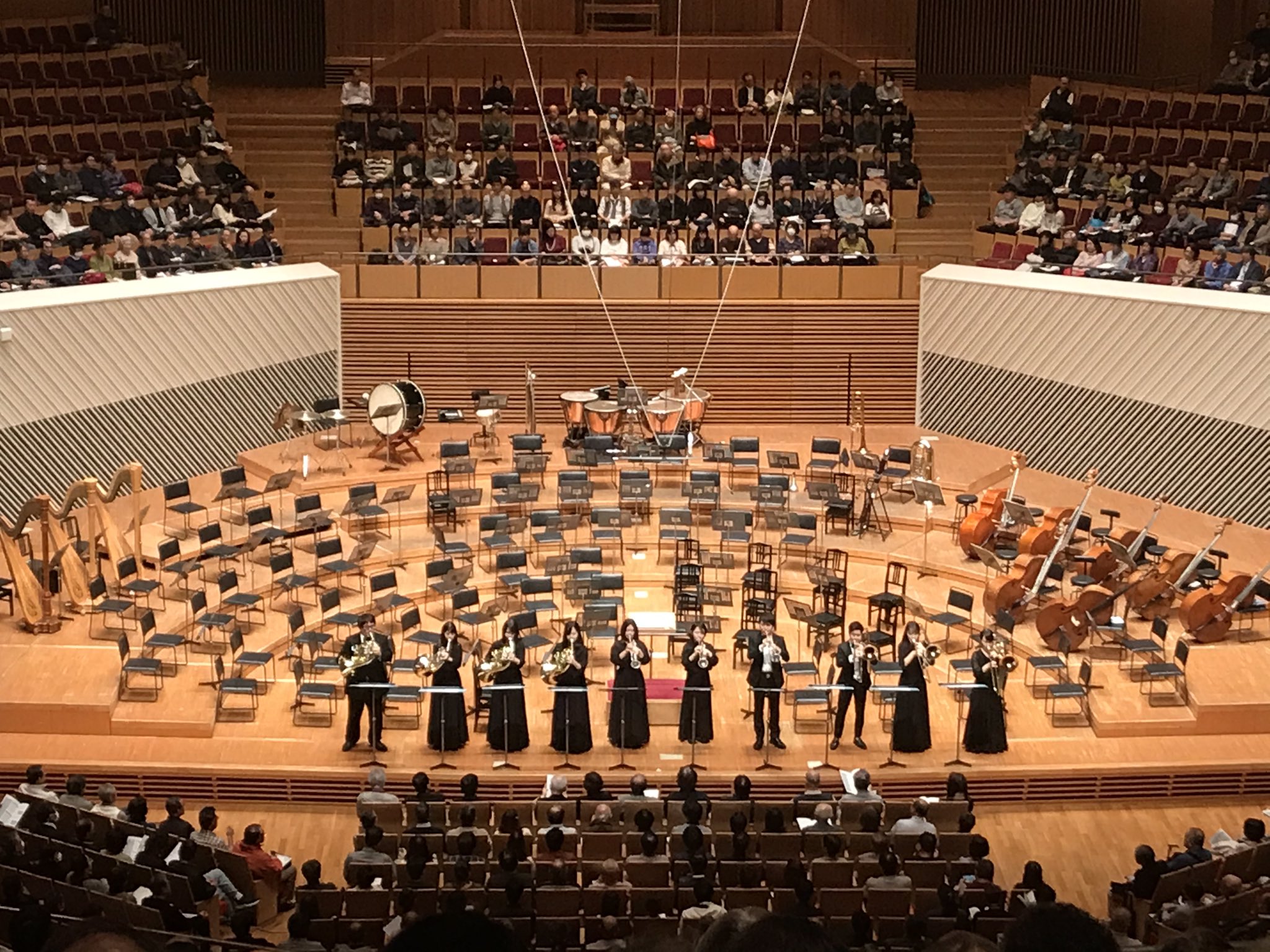 音楽大学オーケストラ フェスティバル 音大オケ最終日始まりました 武蔵野 中村友美さんの ファンファーレ Gleam Fanfare です Gleam 光り輝くという意味 華やかな始まりと共に セクションごとにフレーズが 登場し展開 いつの間にかコラールの