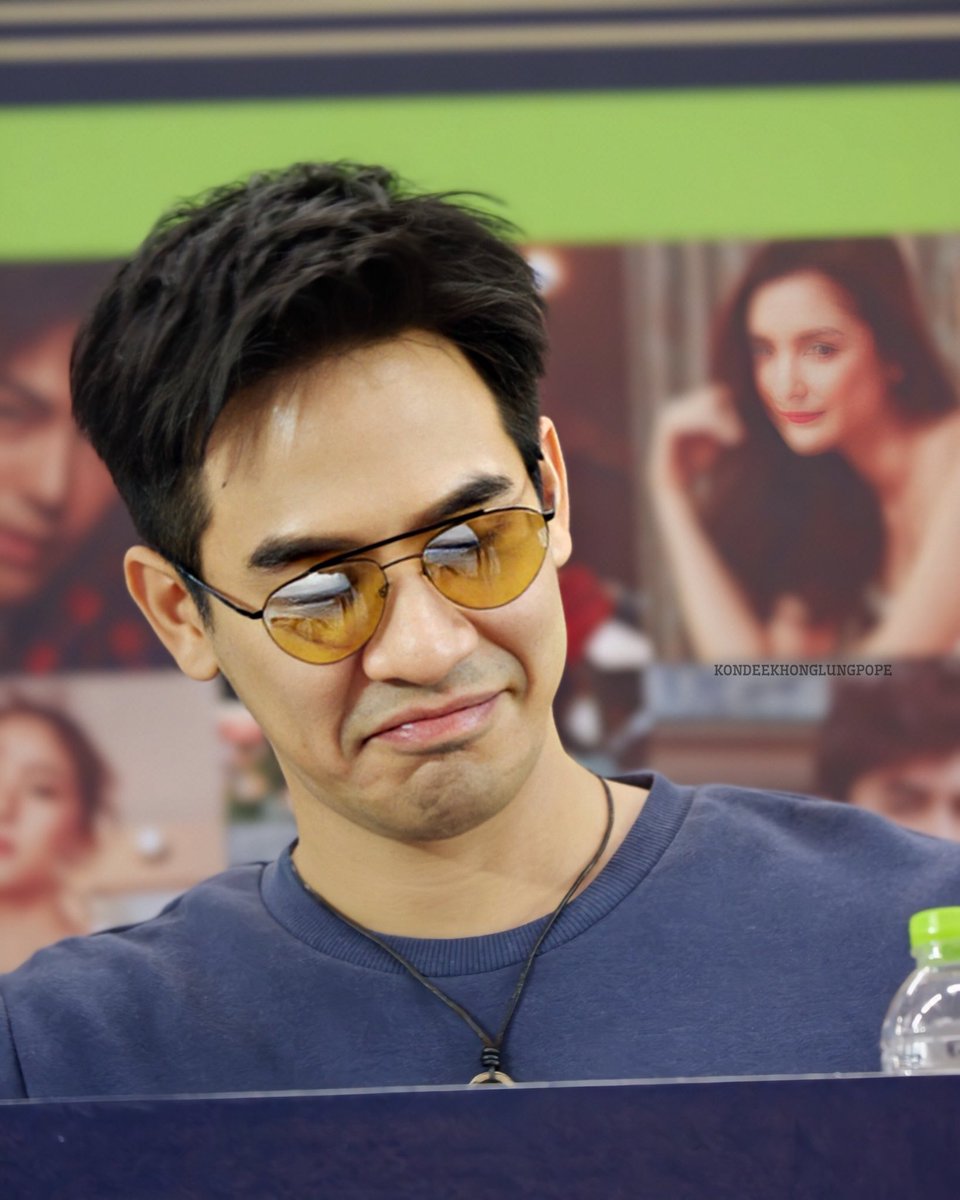 kondeekhonglung's tweet photo. เปิดอัลบั้มเปิดปฏิทิน เบะปากสไตล์ลุงโป๊ป 555555555555  #พี่โป๊ปจะหล่อไปไหนเค้าแค่ให้มาเซ็นปฏิทิน #popezaap https://t.co/sWpJs3O0BU