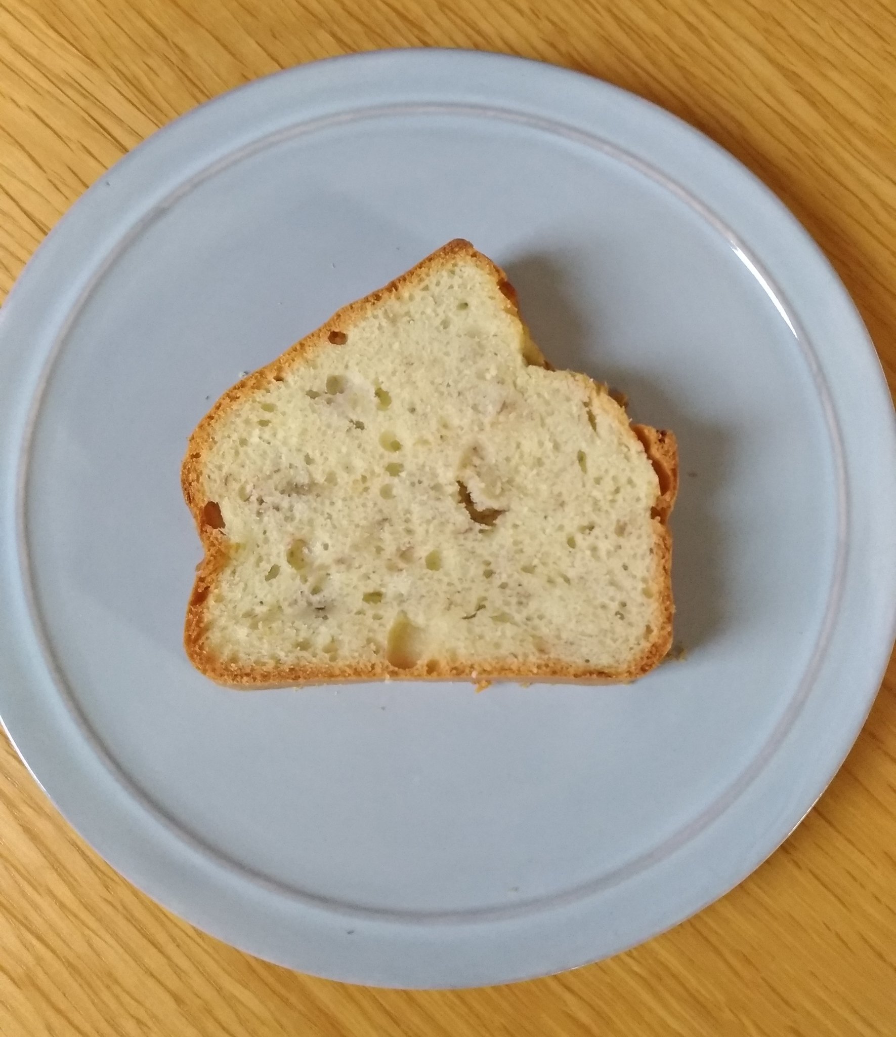 いと 昨日のクレープで泡立てた生クリーム 砂糖入り がたくさん余ったので卵とホットケーキミックスとバナナを足して焼いた ホットケーキミックス使うとみちってなるからパウンドケーキよりバナナブレッドに近いかも オーブン開けたらソーラーパネルのせ