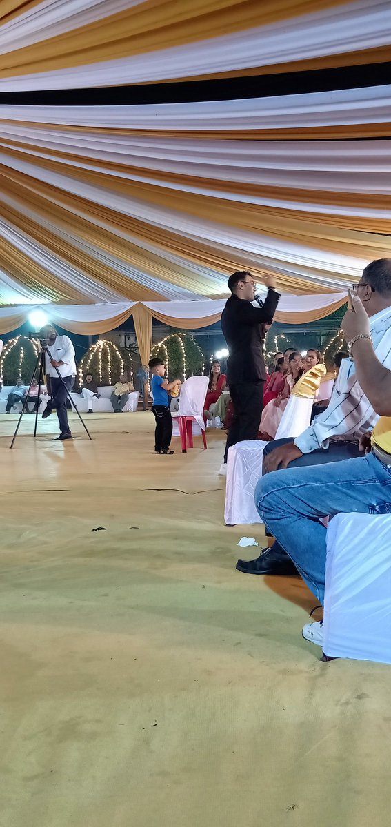 JayeshSahu2203's tweet photo. All abt Last Night's Wedding Hosting Momentsโค๏ธ..Loved d crowd..
Call:-7020350823/Whats App:-8698085900
#AnchorJayeshSahu #LiveToEntertain #OneLifeBaby #EmceeJayeshSahu https://t.co/8JIr9G9FdD