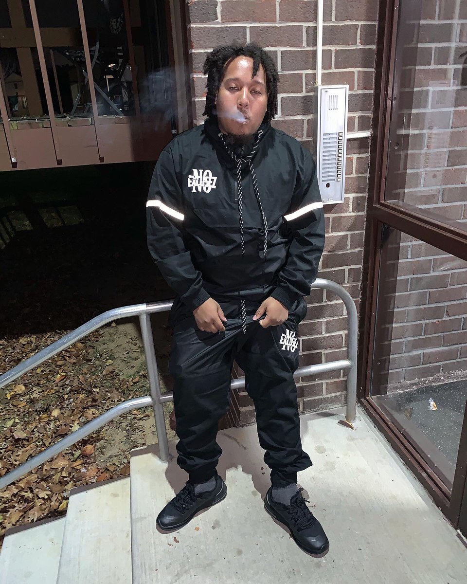 Jusafren's tweet image. Gave my last to watch niggas steal crumbs off plates that belong to me🐍 , but that’s how the game go 🤷🏾‍♂️
Thinking bout my niggas 💭rollin up I’m numb, sometimes i wonder where my pain go 💔 #ForeverOriginalDummy #FreeDaReal #LLVar #DragSeason4Eva💪🏾 #LongLiveDaDummie💤