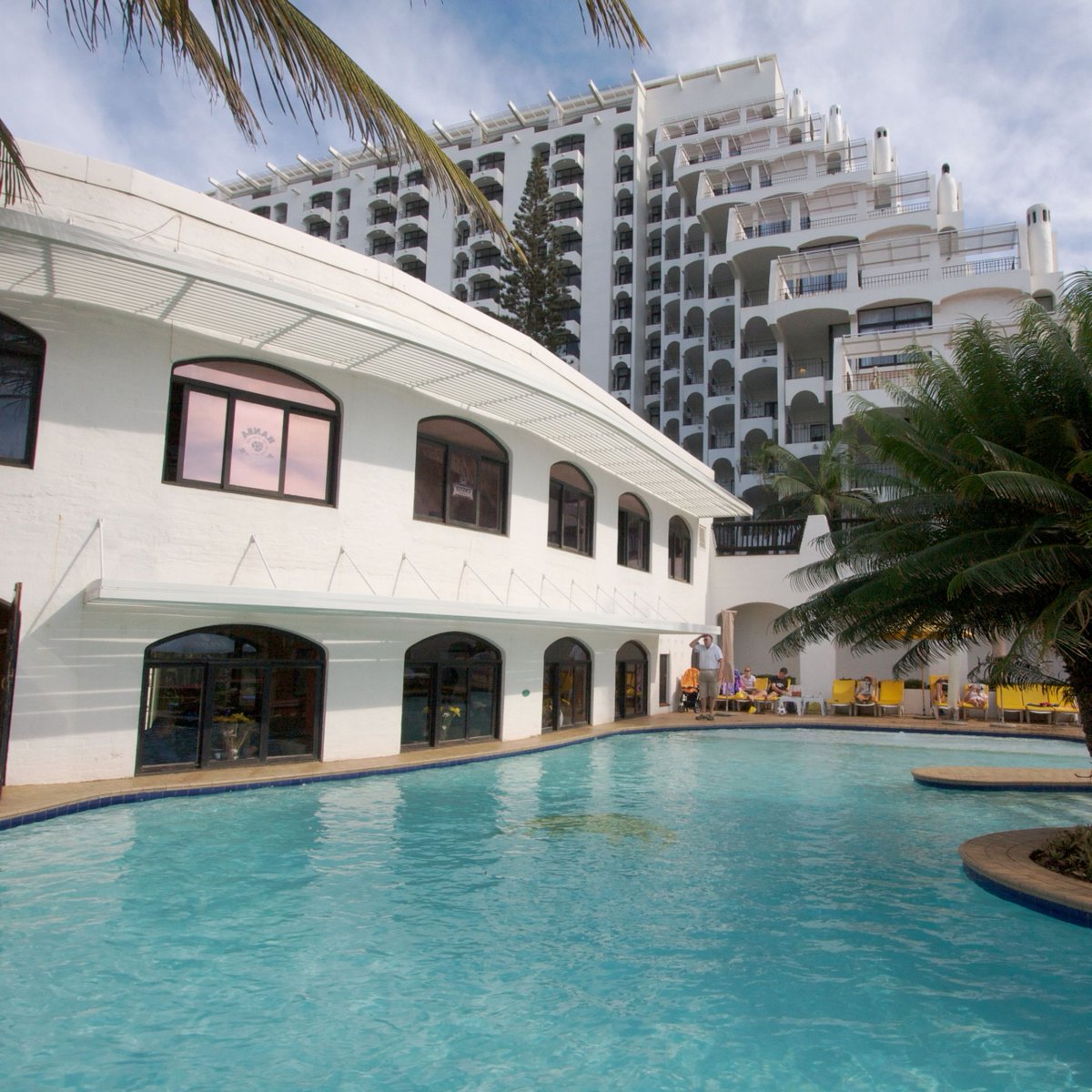 thepremierlife's tweet photo. Styled in the theme of a classic Mediterranean village, Cabana Beach is an oasis of peace and warmth, with year-round sunny weather, attractive golden beaches and the azure waters of the Indian Ocean nearby.
#PremierLife #Luxury #PPR #Holiday #Travel https://t.co/fyC318orOE