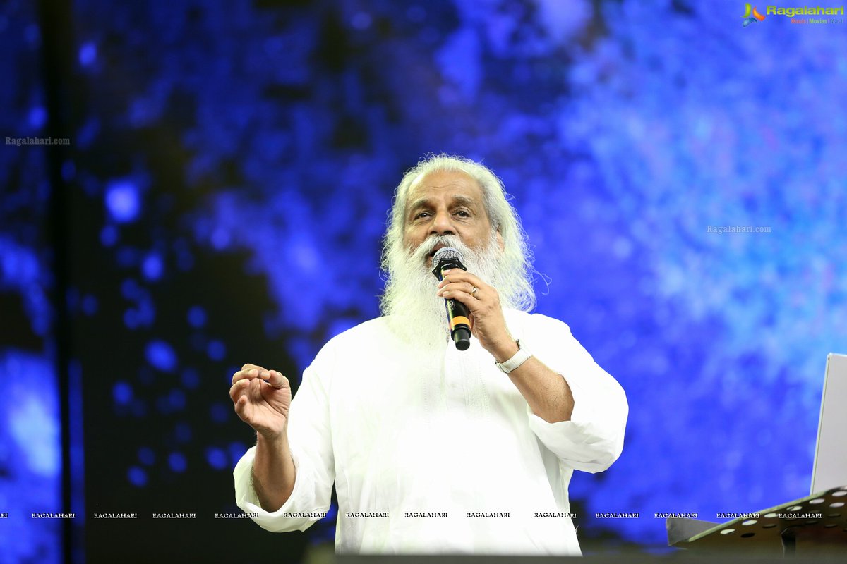 Ragalahari's tweet photo. Legends Live In Concert at Gachibowli Stadium - https://t.co/bn9skn7sD8 #LegendsLiveConcert #RagalahariPhotos #SPBalasubramanyam #Yesudas #Chitra #MusicConcerts https://t.co/mZOAlga1SS