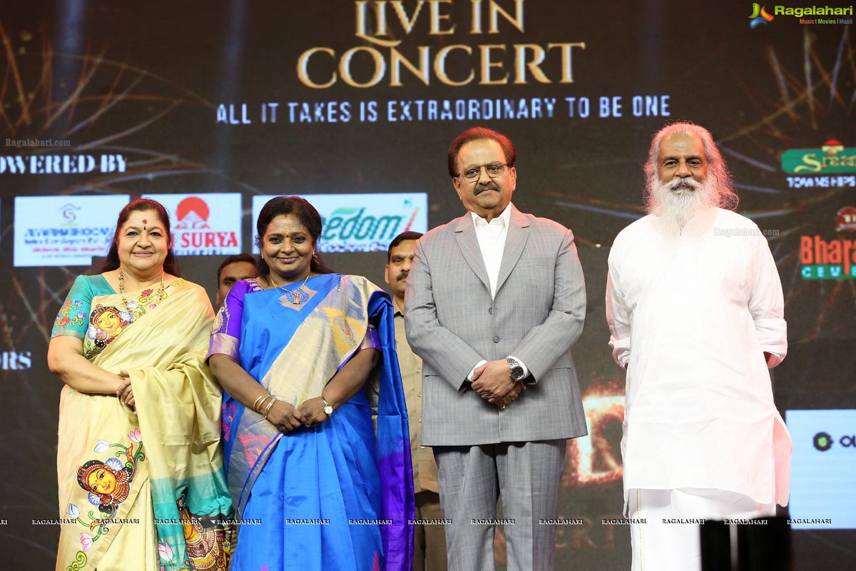 Ragalahari's tweet photo. Legends Live In Concert at Gachibowli Stadium - https://t.co/bn9skn7sD8 #LegendsLiveConcert #RagalahariPhotos #SPBalasubramanyam #Yesudas #Chitra #MusicConcerts https://t.co/mZOAlga1SS