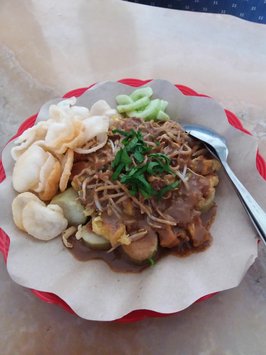 armylia_'s tweet photo. @mbakul_malang Buat yg pengen tahu telor, bisa order ke Mamah aku, 082234809575. 
Bisa di order via Grab atau GoJek juga, namanya Tahu Telor Barokah - Lowokwaru, buka dari jam 10 pagi sampe 10 malem. Harga mulai 10K 😚 Makasih!

#mbakulmakanan #makananmalang https://t.co/lTAgkevgYt