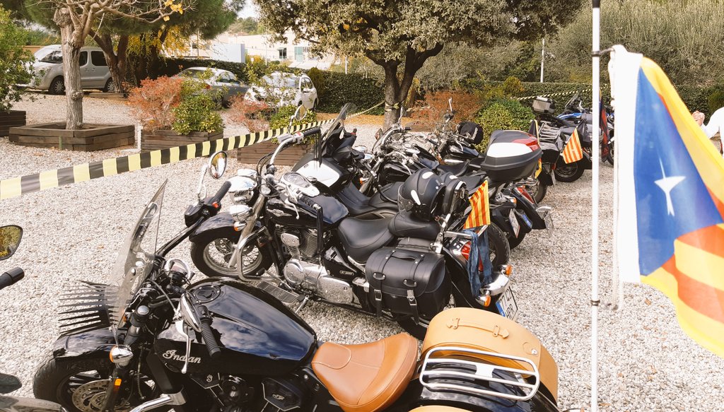 TheHarleyLawyer's tweet photo. Ruta, arribada, assemblea motard i a dinar!! #HarleyDavidson #custom #biker #motards #Catalunya #INDEPENDÈNCIA #NoSurrender #nosurrenderCat #NoTenimPor #Generacio14O https://t.co/MdkAko435z