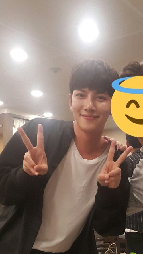 biwoom705's tweet photo. 쌍브이를 세상에서 제일 청순하게 하는 분 https://t.co/EerZkr8dxN