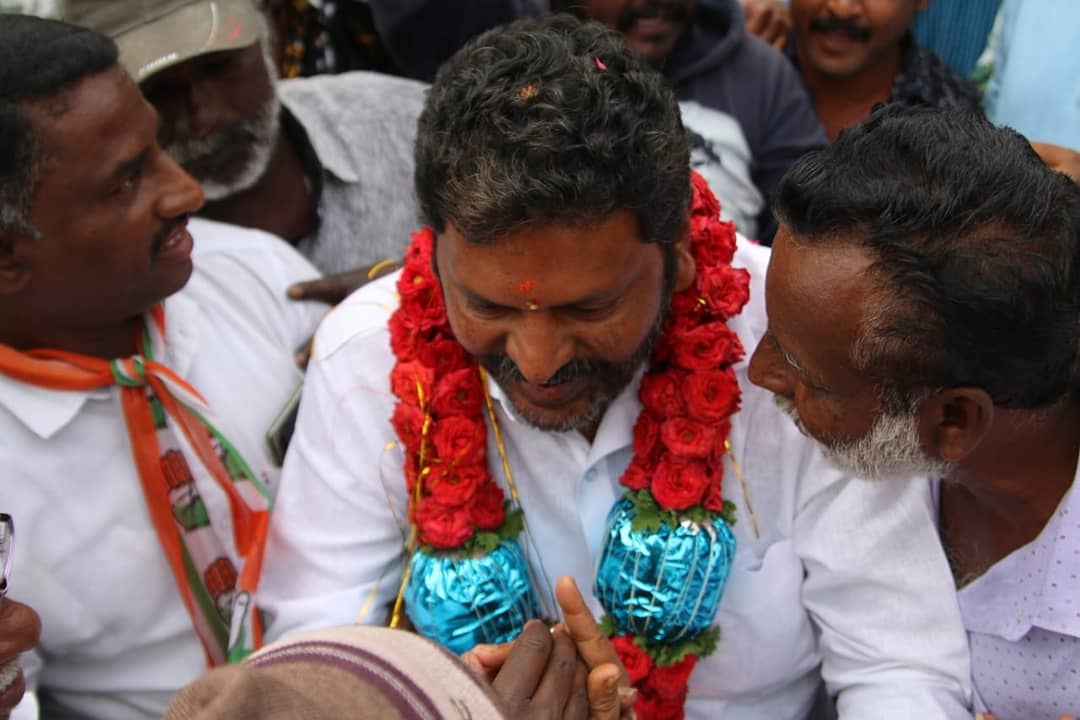 HPManjunathINC's tweet photo. ಹುಣಸೂರಿನ ನರಸಿಂಹಸ್ವಾಮಿ ತಿಟ್ಟಿನಲ್ಲಿ  ಮತಯಾಚನೆ ಮಾಡಿದೆನು. ನರಸಿಂಹಸ್ವಾಮಿ ತಿಟ್ಟಿನ ಜನತೆಗೂ ನನಗೂ ಬಹು ಹಿಂದಿನಿಂದಲೂ ಉತ್ತಮ ಬಾಂಧವ್ಯವಿದೆ. ಇಲ್ಲಿನ ಪ್ರತಿಯೊಂದು ಕುಟುಂಬದ ಕಷ್ಟ ಸುಖಗಳಿಗೆ ಸ್ಪಂದಿಸಿರುವುದಾಗಿ ಹಲವರು ನೆನಪು ಮಾಡಿಕೊಂಡು ನುಡಿದರು. 
@INCKarnataka

#Hunsur https://t.co/GUFgrD99Dw