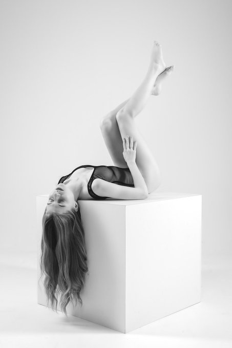 Watch Melody's leaked NSFW photo on TwXstars