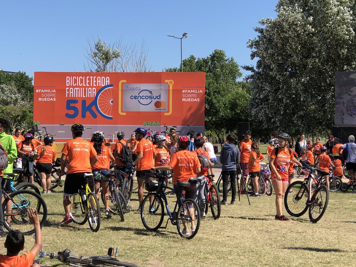 ¡El día está increíble para disfrutar de la bicicleteada familiar!🚴🏼‍♂️🚴🏻‍♀️ Seguí el evento en vivo acá:  bit.ly/2OAkqjD #FamiliaSobreRuedas ⚡️👏🏻