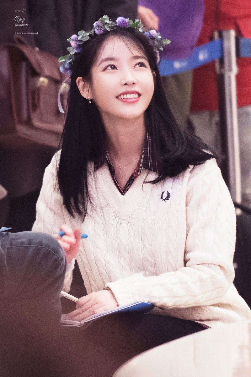 191128 #Blueming
#아이유 #IU 영등포 팬싸인회

제가 요즘 찍는 사람입니다.