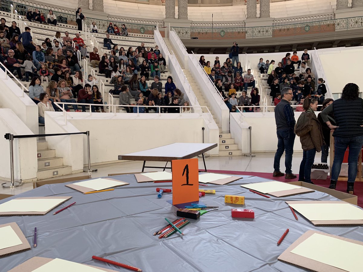 Darrers instruccions als voluntaris del taller de Maquetes <a href="/construint/">Construint a la Sala</a> la Sala al <a href="/MuseuNac_Cat/">Museu Nacional d'Art de Catalunya | MNAC</a>