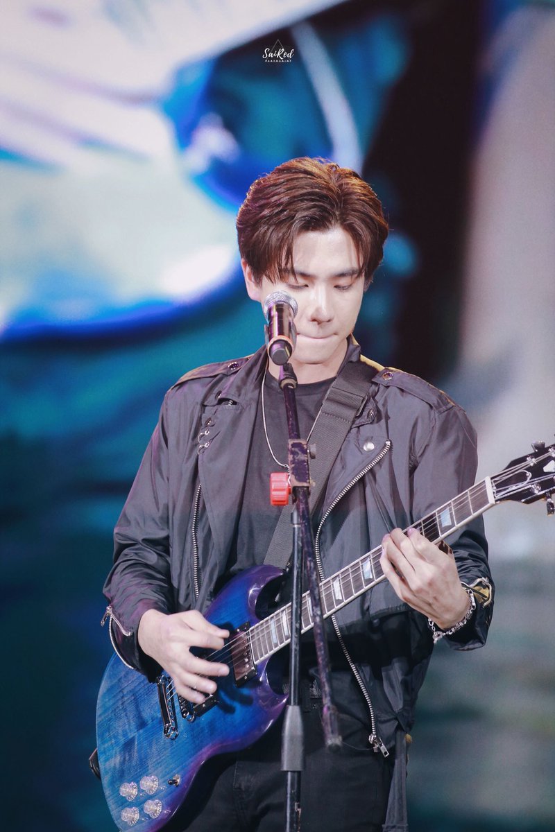 sai_red2's tweet photo. solo time🎸🎸🎸
#TemptFMinChengdu 
#รอยยิ้มของชูครีม 
#PerthTanapon https://t.co/TncWrj7WMZ
