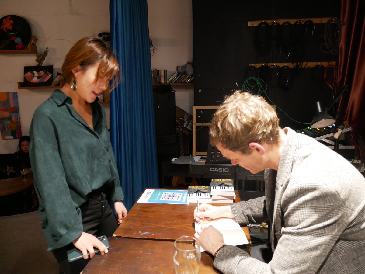 davidbr42580158's tweet photo. More pictures #Booklaunch #Suzhou #Upperdown What a great night https://t.co/3FHMTfrjiZ