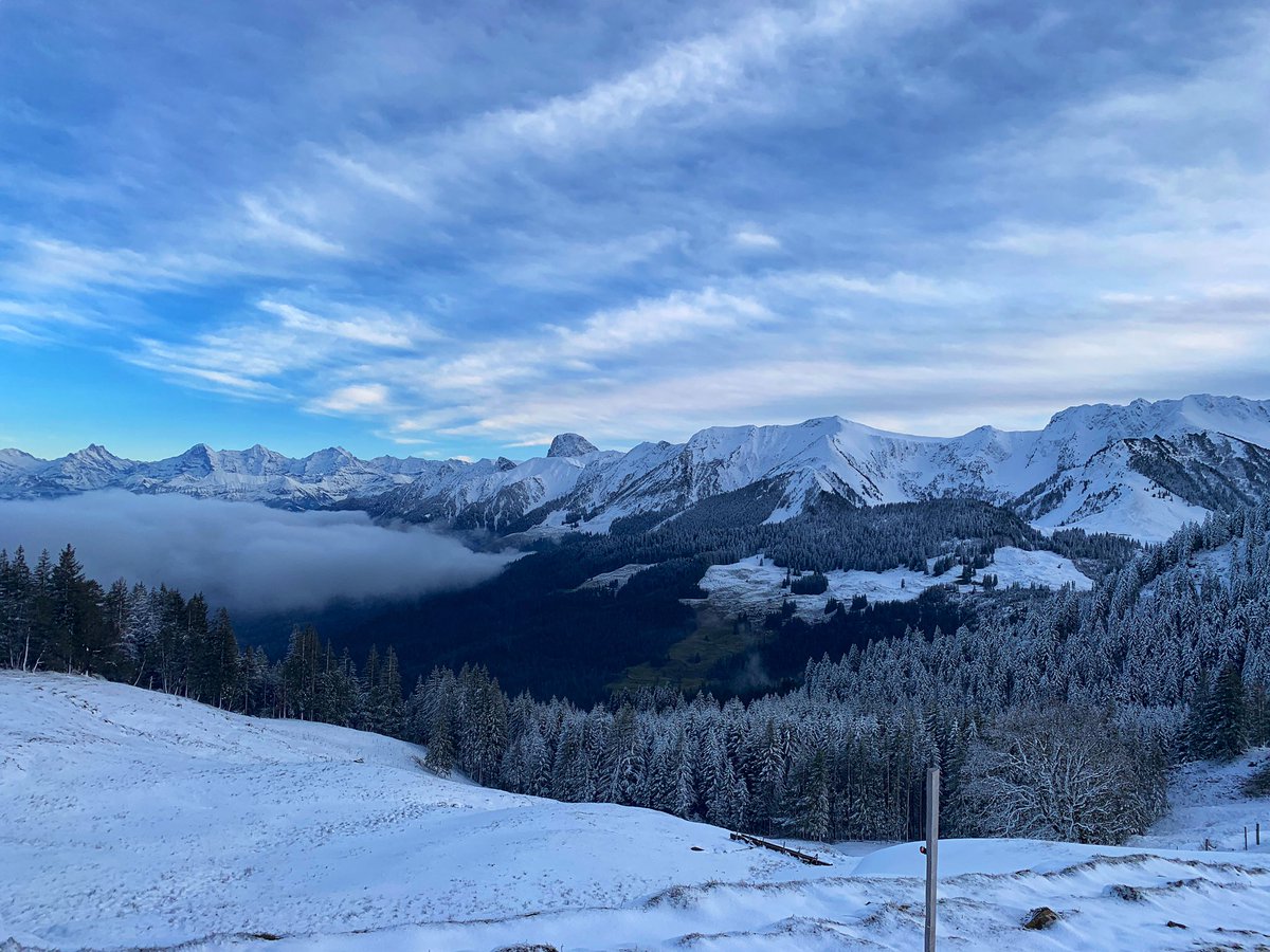 Mark_Balsiger's tweet photo. Vom spätherbstlichen Gürbetal hinauf zum eingeschneiten #Gurnigel. No sträng, aber dann diese Aussicht! #Föhn #NaturparkGantrisch
Inzwischen tut ds Chassis weh. #OutOFshape #Hike https://t.co/TA845dJ7tK