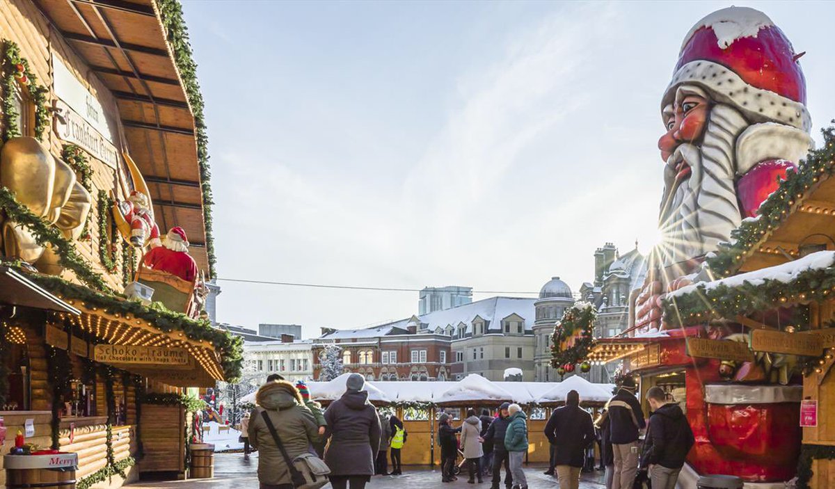 PhillHemsworth's tweet photo. Right them Birmingham Frankfurt Christmas Market @BirminghamAt with @caroleyorks #chillyoutthere #streetfood #shopping https://t.co/zCyHMZ0Mob