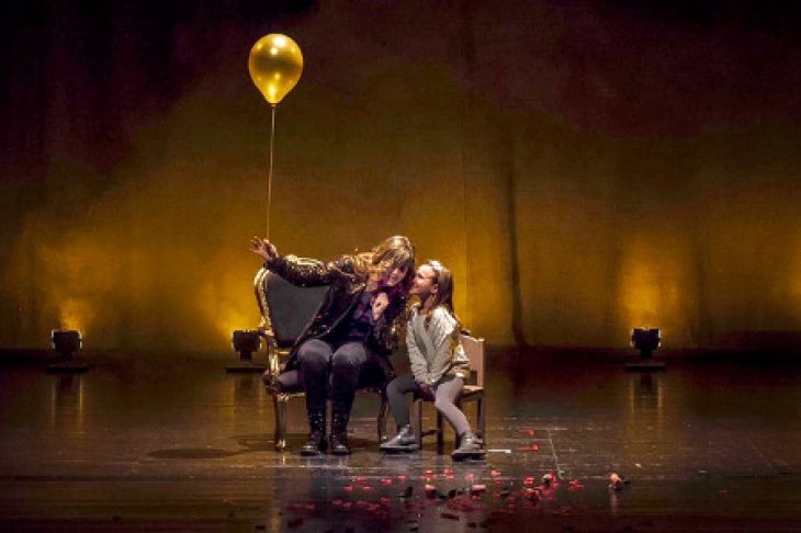 Famílies, 
El desembre és un mes màgic i per això l'arrenquem amb l'espectacle de màgia #Enchantée de la <a href="/MelanieCacho/">Magia Melanie</a> 
🗓️1DES - 12h - #TeatreCalBolet
🎫 Taquilla a partir de les 11 h.

<a href="/VilafrancaAj/">Ajuntament de Vilafranca del Penedès</a> <a href="/xarxavilafranca/">La Xarxa de Vilafranca del Penedès</a> <a href="/el3devuit/">el3devuit</a> #EspectacleFamiliar #CulturaVilafranca #màgia