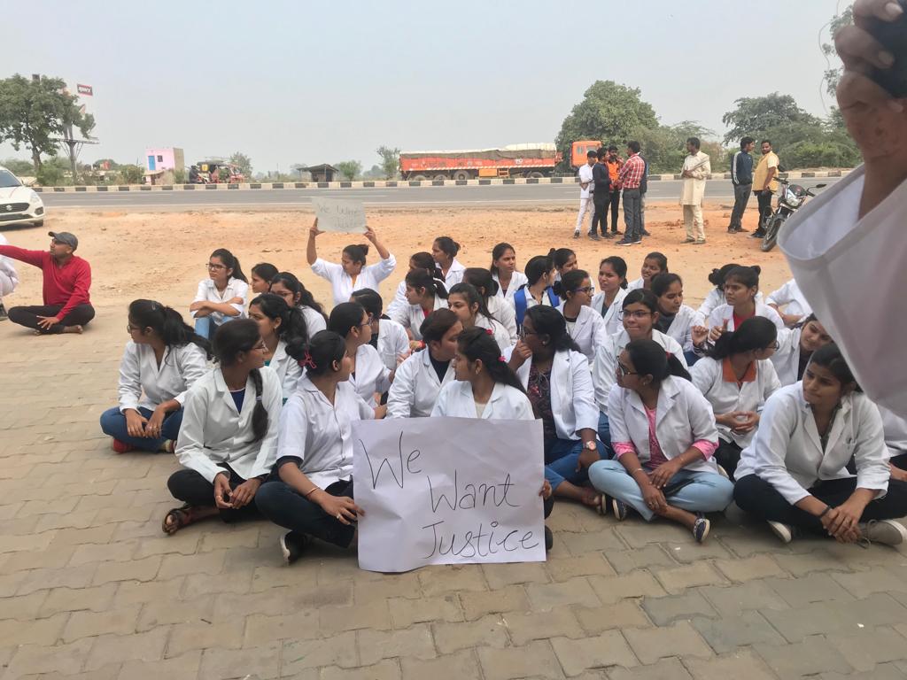 SharmaHarshii's tweet photo. हम तीनों सत्र के छात्र-छात्राएं अभी भी प्रथम वर्ष में ही हैं जिनकी प्रथम वर्ष की परीक्षा भी नहीं हुई है , एवं जिनकी हो गई है उनका रिजल्ट देरी से आया है जिसमें 90% से अधिक छात्र-छात्राएं फेल किए गए हैं! https://t.co/MT5LDHwW2i
@ravishndtv
@aajtak 
@ABPNews 
@JagranNews https://t.co/P8ZvJCU0Dd