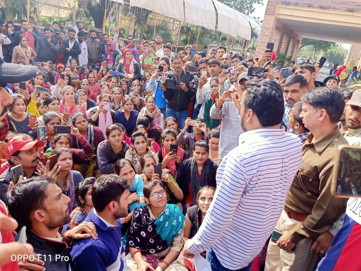 hanumanbeniwal's tweet photo. आज जोधपुर में 1st ग्रेड परीक्षा तिथी को आगे बढ़ाने व पदों में बढ़ोतरी की मांग को लेकर सैकड़ो की संख्या में आये परीक्षार्थियों ने ज्ञापन देकर मांग की ! इस संबंध में पूर्व में भी राज्य के CS से दूरभाष पर वार्ता हुई और मेरा प्रयास रहेगा इन सबकी मांग पर सकारात्मक कार्यवाही RPSC करे ! https://t.co/UjjajrzsSa