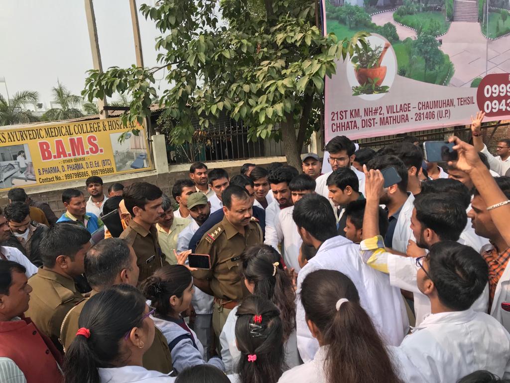SharmaHarshii's tweet photo. हम तीनों सत्र के छात्र-छात्राएं अभी भी प्रथम वर्ष में ही हैं जिनकी प्रथम वर्ष की परीक्षा भी नहीं हुई है , एवं जिनकी हो गई है उनका रिजल्ट देरी से आया है जिसमें 90% से अधिक छात्र-छात्राएं फेल किए गए हैं! https://t.co/MT5LDHwW2i
@ravishndtv
@aajtak 
@ABPNews 
@JagranNews https://t.co/P8ZvJCU0Dd