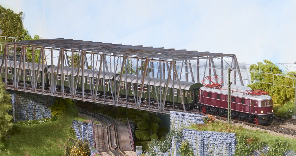 Bei seinem Einstieg in die digitale Modellbahn bezahlte Heinz Willi Sprünken viel Lehrgeld. Seine Vorliebe gilt der manuellen Steuerung der Züge. Lesen Sie jetzt in der aktuellen MIBA Digital Extra wie er richtig Betrieb macht! ow.ly/gVKn50wTE3X
#Modellbahn #DiMoMagazin