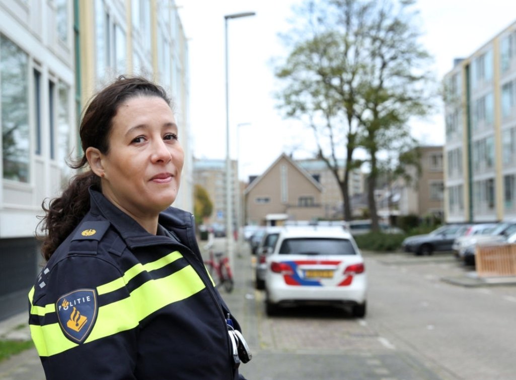Lees hier het verhaal van wijkagent  <a href="/loubnalaabid76/">loubna</a>. Zij werkt in één van de wijken in #Zuidwijk en werd onlangs geïnterviewd door het <a href="/NPRZ010/">NPRZ</a>. Onder andere over haar visie over de mix tussen preventie en repressie. nprz.nl/interview/de-j…