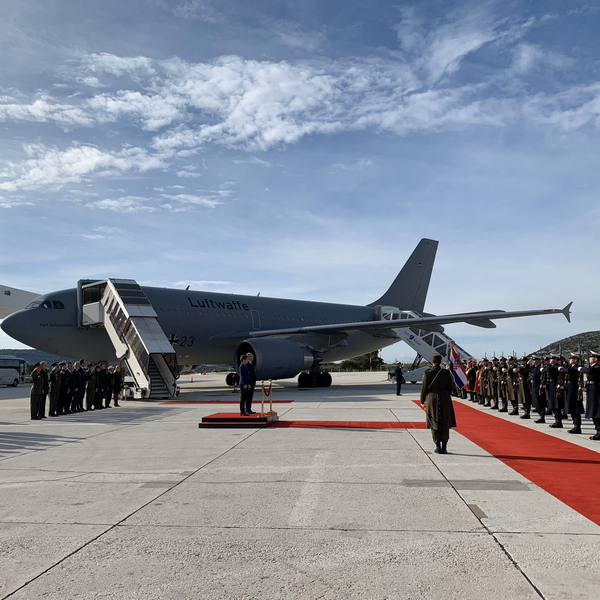 Mit <a href="/akk/">A. Kramp-Karrenbauer</a> gerade in Split, Kroatien 🇭🇷 gelandet. Gleich Gespräche mit kroatischen Verteidigungsminister, dann Weiterreise.
