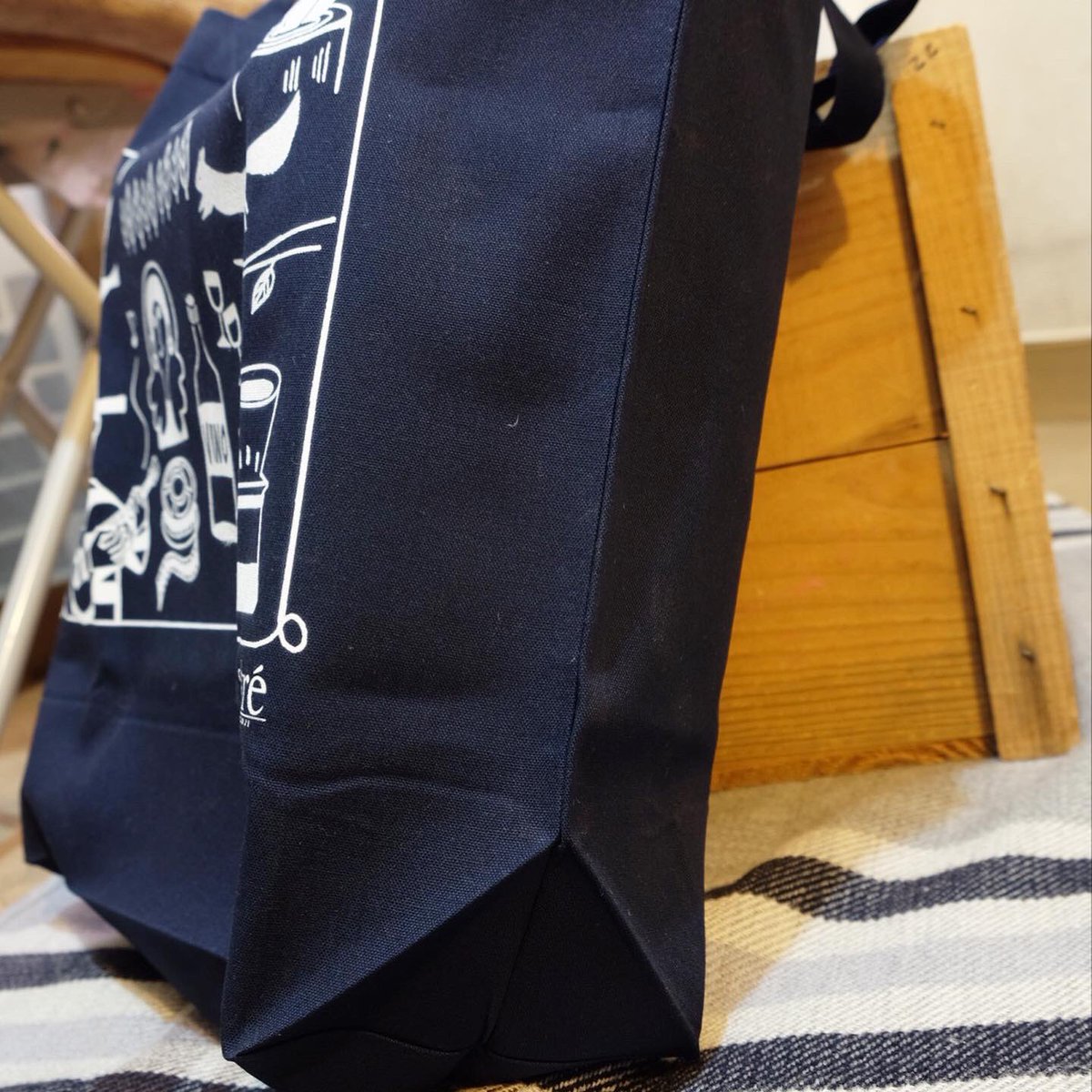 Kyoko Nemoto ねもときょうこ בטוויטר アトレ吉祥寺さんの50周年記念の企画イベントとして今日販売開始されたエコバッグのイラスト描きました マチが25cmついていて なかなか便利です 1fの食品レジで買えます T Co Mmrpguxaqi 吉祥寺 アトレ エコバッグ