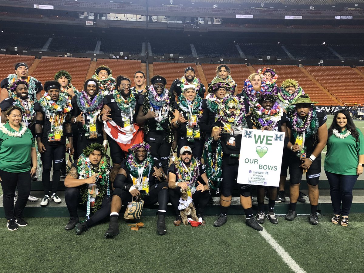 MAHALO SENIORS!!!

What a year it's been...and they aren't done yet!

#HawaiiFB | #GoBows 🌈🏈  
#PrideRock
#LiveAlohaPlayWarrior 🤙🏼
