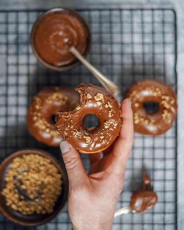 Elle_Jane_'s tweet photo. Sourdoughnuts with Homemade Nutella glaze...
The original plan was to fill the doughnut with Nutella, but the glaze works with a sprinkle of gold lustred hazelnuts 🌰 https://t.co/av0xrbNPAZ https://t.co/X6yX6x7aSE