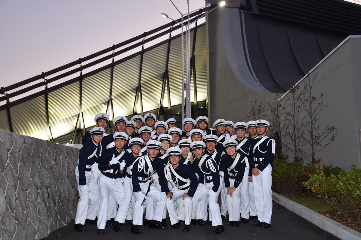 防衛大学校儀仗隊 代々木第1体育館にて 参加列員全員で集合写真を撮影しました 真ん中の二人が本日の公演の指揮官をつとめた隊長の田中学生とドラムメジャーの東瀬学生です 防衛大学校儀仗隊 代々木第1体育館にて 参加列員全員で集合写真を撮影しました 真ん中の二人が本日の公演の指揮官をつとめた隊長の田中学生とドラムメジャーの東瀬学生です