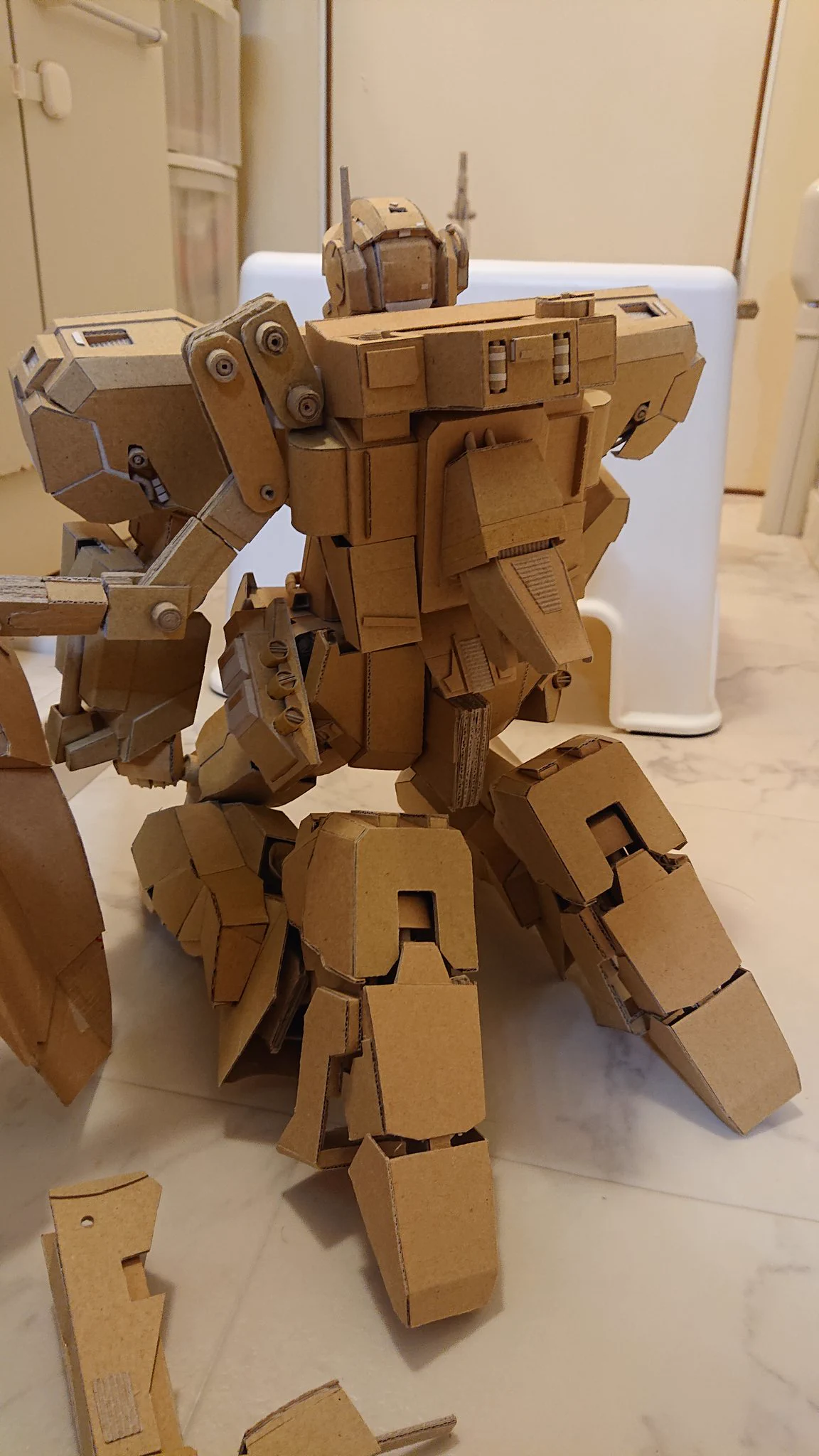 ダンボールだけで作ったガンダムのジェスタがすごいから見てみて！