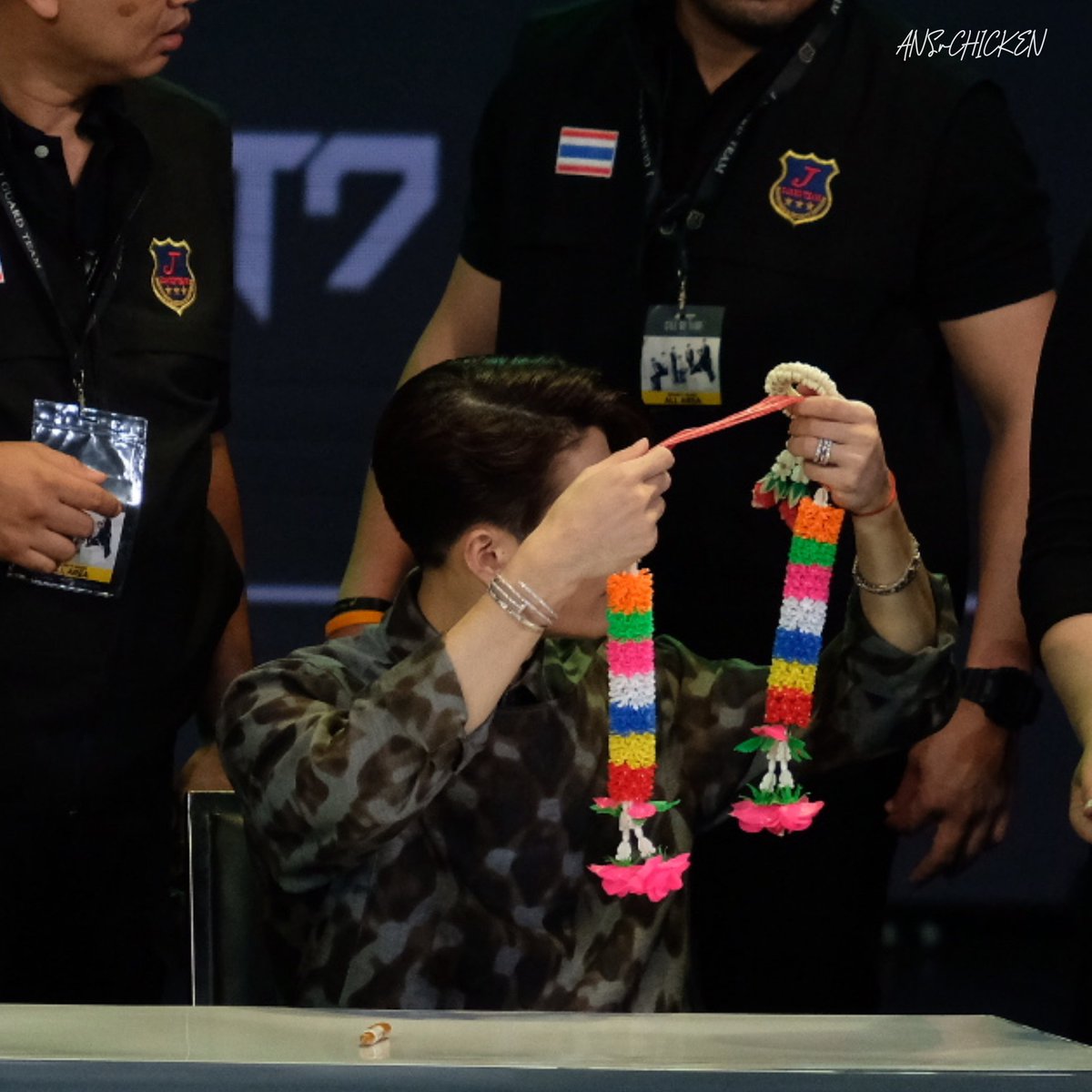 ANSRCHICKEN's tweet photo. ตอนแรกแจ็คสันสงสัยว่าคืออะไร พี่เจริญบอกว่าบอกหวยถูก 5555 แจ็คสันก็ใส่แบบงงๆ แต่น่ารักมาก 😆😆😆ของขลังอีกคน😊
#ShopeexGOT7CallMyNameFansign
#shopeeCallingIGOT7 #ShopeexGOT7 #GOT7 #갓세븐 #JacksonWang https://t.co/vzxBCbVl8f