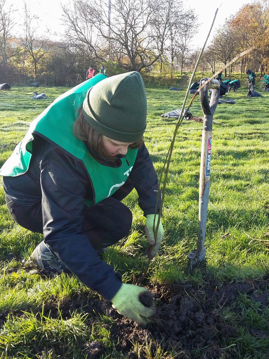 Camden_GP's tweet photo. Yesterday, we were in sunny Beckton helping to plant 9000 trees with the brilliant @TreesforCities. Great day and a good workout too! https://t.co/mCVzn8BFrY