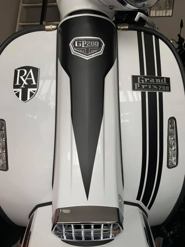 DcdecalsG's tweet photo. Royal alloy Gp front nose cone decals and stripes.
#motogb #royalalloy #grandprix200 https://t.co/jAkCP00peL