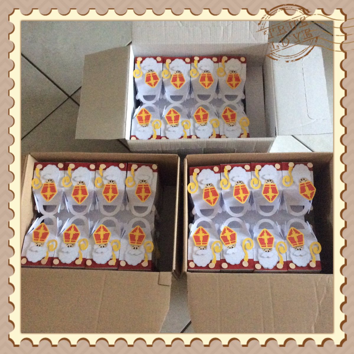 100 Sinterklaas doosjes mogen maken, 
we gaan vast veel kindertjes blij maken! Nu goed inpakken en morgen bezorgen 🚙 #sinterklaas #schoencadeautje