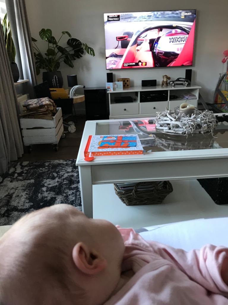 corvandam3's tweet photo. Kleindochter Elise is waarschijnlijk de jongste fan van Charles Leclerc! https://t.co/0cLOvdlxop