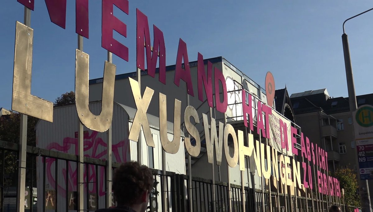 Bei einer #Stadtteilkundgebung in #Leipzig #Connewitz stellten sich Anwohner_innen gegen den neoliberalen Ausverkauf ihres Viertels. #Mieten #Wohnungsnot #RechtAufStadt #StadtFuerAlle #Gentrifizierung #le3110 #Leopoldpark