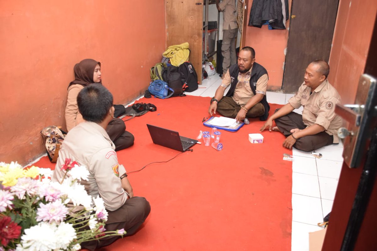 Pramuka0914's tweet photo. Penyambutan dihadiri oleh unsur Pimpinan Kwarcab Waka Binawasa dan Sekretaris,  unsur Andalqn Cabang,  Unsur DKC, Pusdiklatcab dan Unit SAR 0914 @SAR0914 
#gerakanpramuka
#pramukajabar https://t.co/Y51cCc8KG7