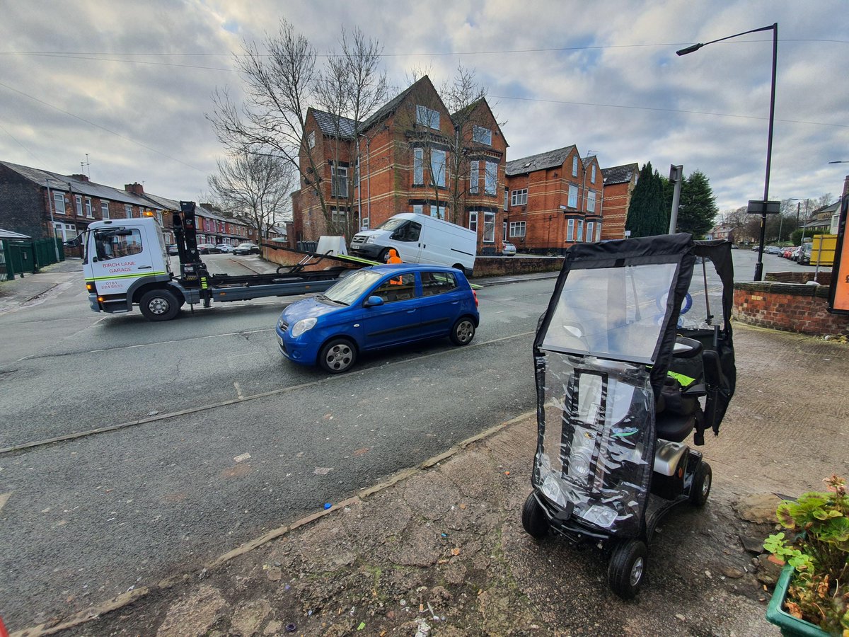 gmptraffic's tweet photo. And it's gone 👋👋👋👋👋 

As you can see there are people who are seriously inconvenienced by this inconsiderate driver. 

#PaventsAreForPeople #TransportUnit https://t.co/oaKqHRDW61