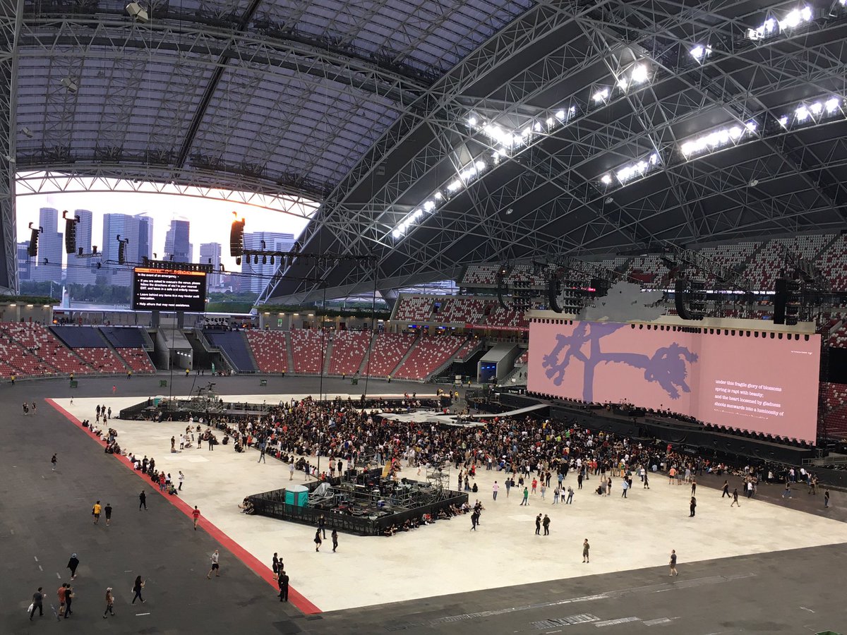 Mau dengerin om Bono nyanyi dulu..
#u2concert #Singapore