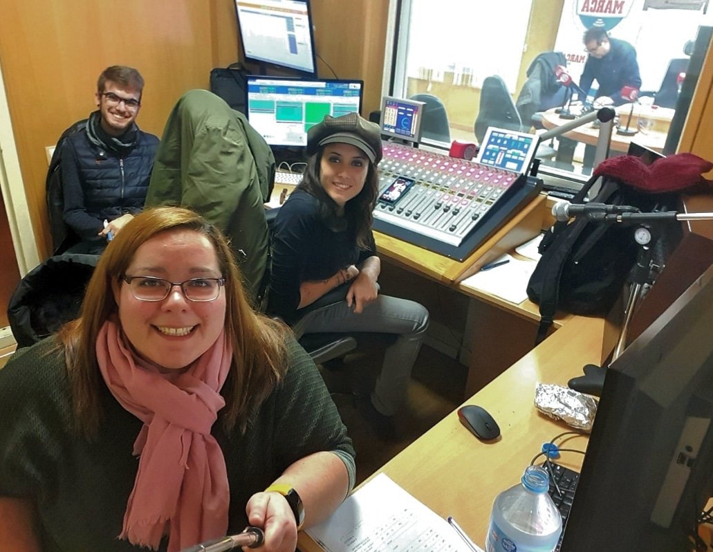 marcmata13's tweet photo. Som a diumenge i l'equip del @MarcadorCat ho sabem. Estem en directe desde les 11h informant de tota l'actualitat del futbol català. Fins a les 14.30h a @radiomarcabcn. Ens agrada la ràdio, el periodisme i el futbol però el modest molt més📻⚽️
#2aB3 #3div5 #1Cat #2Cat #futbolcat https://t.co/3IPgvJaA6e