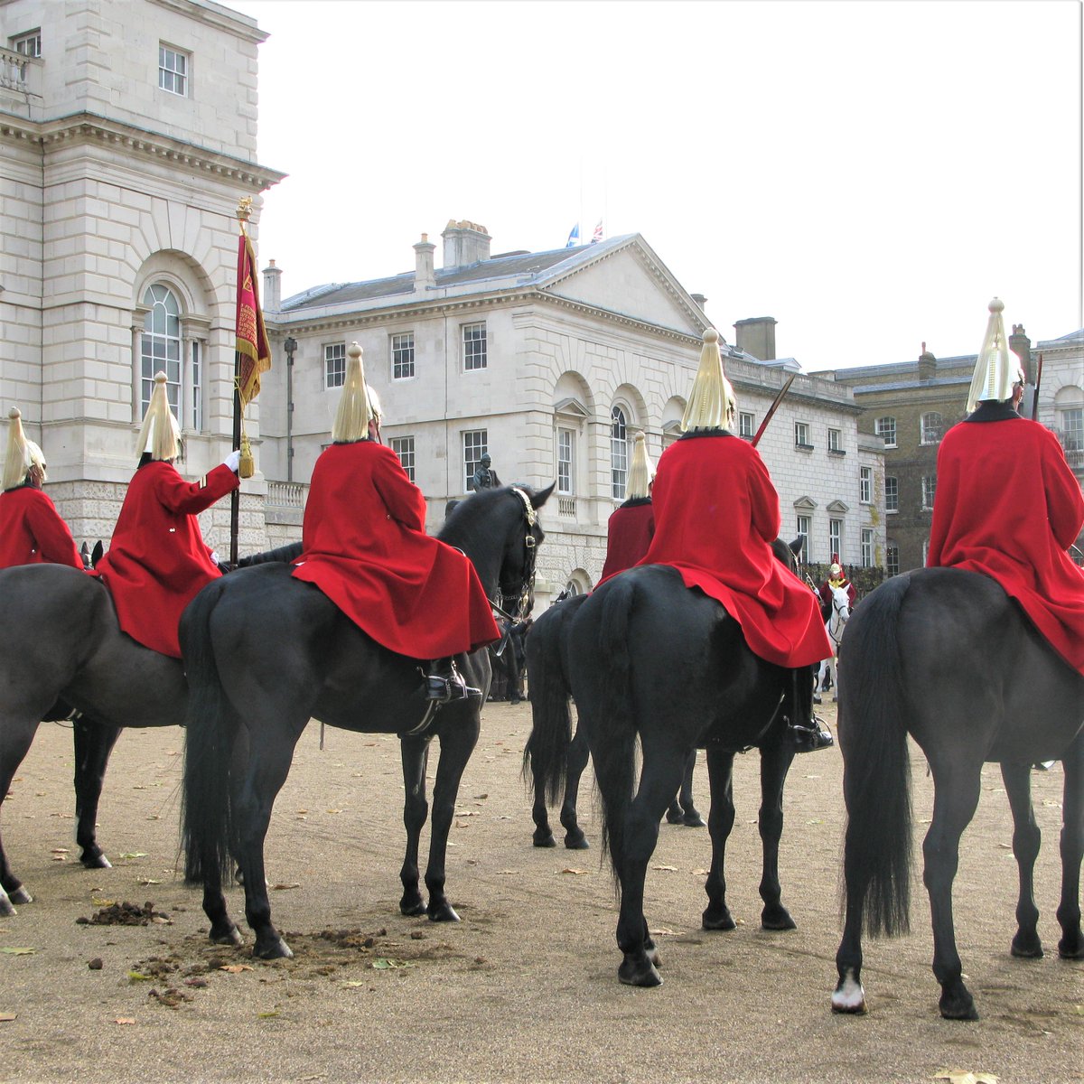 Changing of the Guard - As seen on our Royal London tour. Join us on a #sightrunning tour to find out more and get your unique photos! <a href="/KensingtonRoyal/">The Prince and Princess of Wales</a> <a href="/theroyalfamily/">The Royal Family</a> #royals #sightjogging #lovelondon #visitlondon #sightseeing #tourism #princeharry #meghanmarkle
