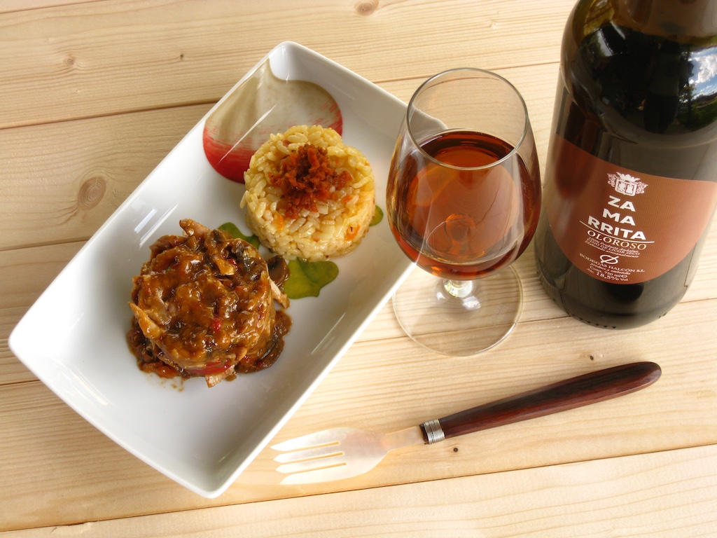 Placentero Domingo. Te proponemos un conejo a la cazadora, con Shitake y muy especiado. Guarnición de arroz con zanahoria, especias marroquies y tomate seco. Con un experto compañero de baile que potencie los sabores, el Oloroso Zamarrita. 
#sherrylover #gastronomia #tdsgastro