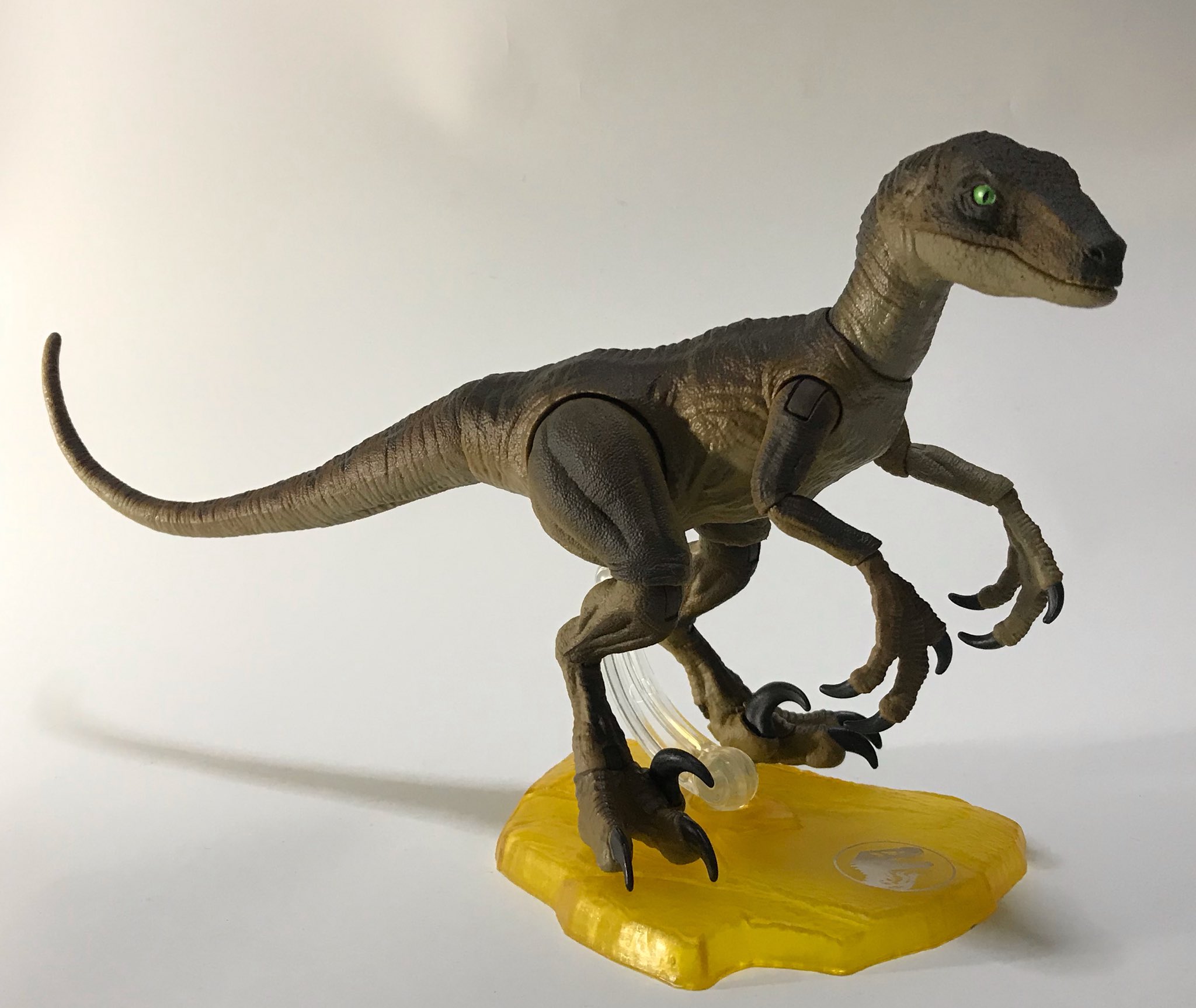 ジュラシックパークアンバーコレクションラプトル Too Real Dinosaur Figure! Jurassic World Amber Collection