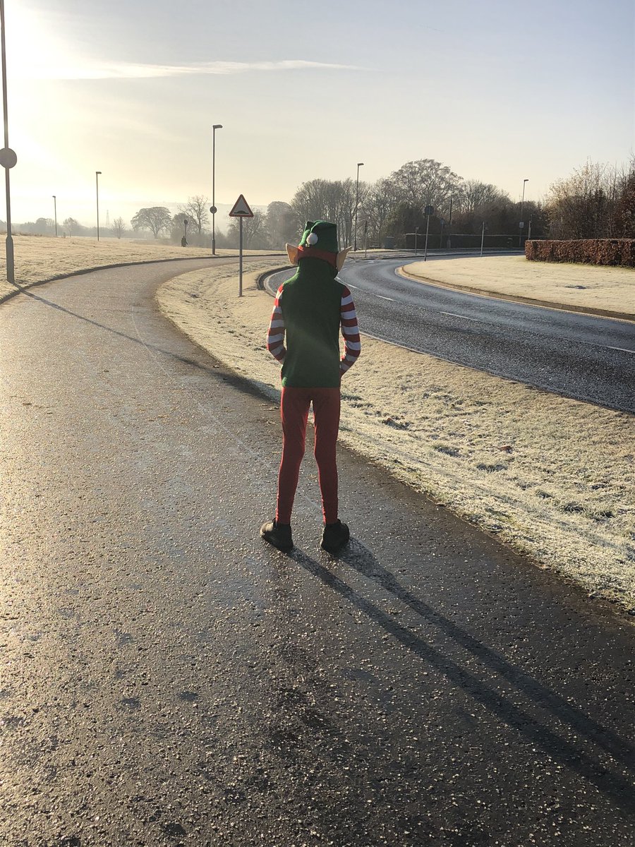 LeeDavies12345's tweet photo. Early morning #elfrun an energising -3 degrees #maggies charity fun run https://t.co/aB17CMBSU0