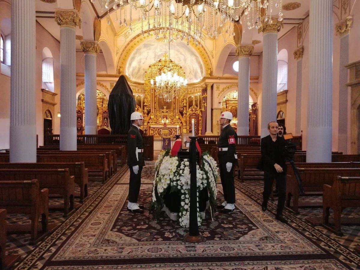 ismailsaymaz's tweet photo. Kore Gazisi olan Ermeni vatandaşımız Arut Köse, hayatını kaybetti. Gazi Köse’nin Türk bayrağına sarılı tabutu Meryem Ana Kilisesi’nde gerçekleştirilen törenin ardından son yolculuğuna uğurlandı. https://t.co/bic0yQ6kCF
