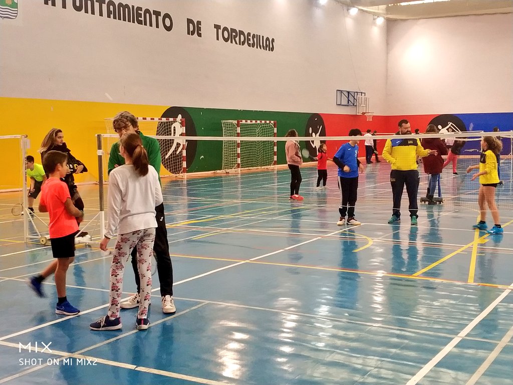 DeportesDip_Va's tweet photo. Autoridades del @TordesillasAyto,  su alcalde @tordesillasoli1 y Concejal de Deportes visitan la actividad y acompañan all Diputado de Deportes y Juventud @javiglezvega en una de sus grandes pasiones: el #Badminton.

Gracias por acogernos un año más en vuestras instalaciones https://t.co/SNtvEMzphR