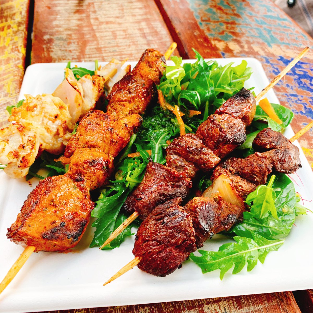 Locobear2's tweet image. シドニー ロックス市集の野味串焼，左起カンガルー、ダチョウ、羊、ワニ